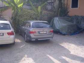 250820121086 cortile auto.jpg